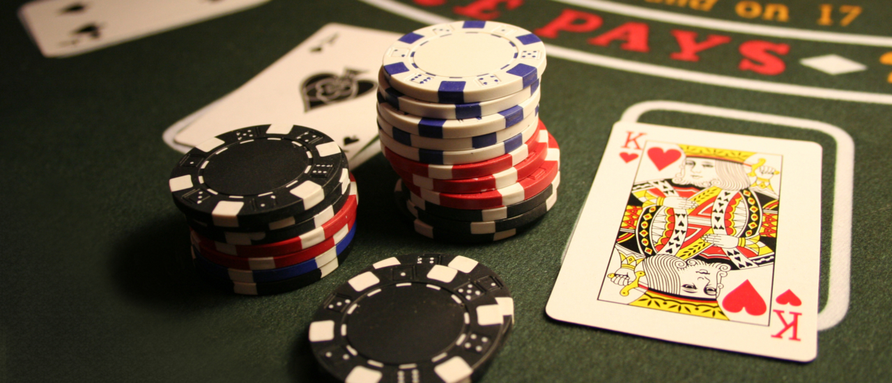 Pokerspiel-Einnahmen: Wann aus Glücksspiel-Gewinnen gewerbliche Einkünfte werden können