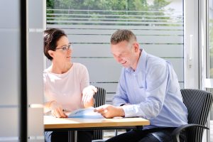 Angestellt oder freie Mitarbeit? Was Unternehmer beachten müssen