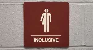 Die Pflicht zum dritten Geschlecht wirkt sich auch auf die Toilettenschilder aus.